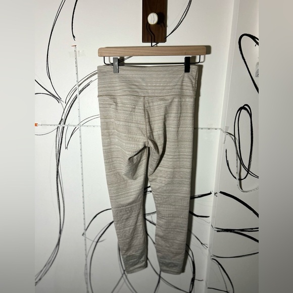 Athleta Cream Textured Women’s Capri Leggings, Size Small, Inner Pocket - Picture 9 of 11